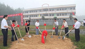 出席占城中心小学“思源楼”奠基仪式