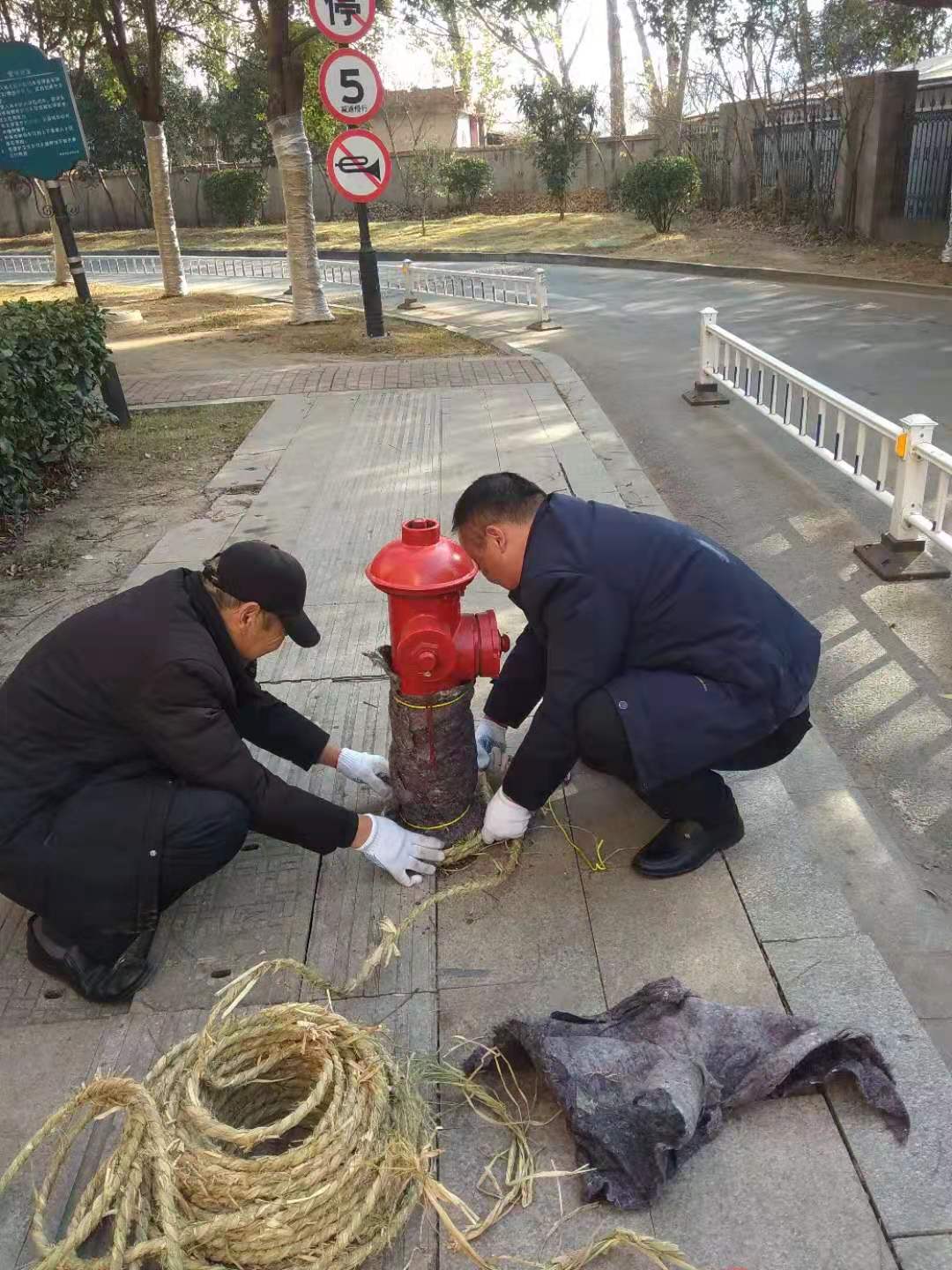 给设施设备穿冬装——东方帝景城提前做防寒防冻工作